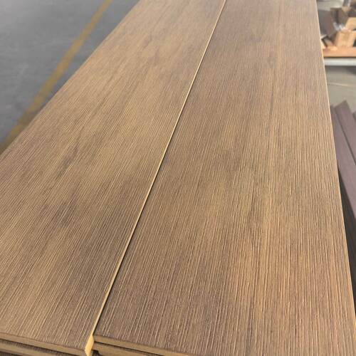 Últimas noticias de la empresa sobre Soluciones de madera plástica duradera para abordar la degradación de la madera relacionada con la humedad en proyectos costeros