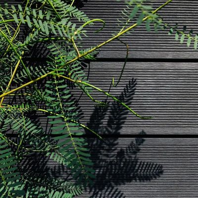 Un buen precio. Decking de madera de efecto de plástico comercial Decking compuesto de polímero de madera WPC a prueba de fuego en línea