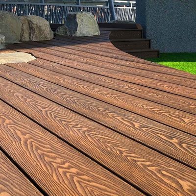Un buen precio. Las propiedades impermeables de las tablas de cubierta de exterior de WPC compuestas a prueba de fuego en línea