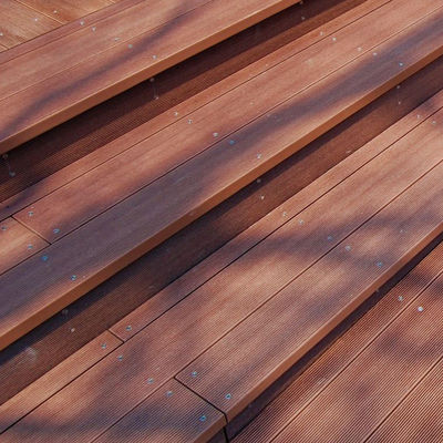 Un buen precio. Decking de suelo de WPC para exteriores e interiores de madera de plástico compuesto antideslizante a prueba de humedad en línea