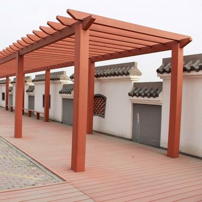 Un buen precio. Pergola moderna de WPC con tablero de cubierta compuesto ligero en línea