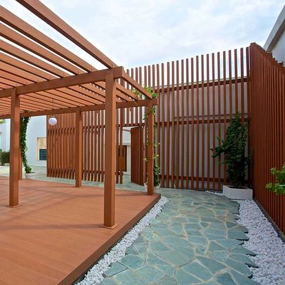 Un buen precio. Patio de madera compuesto de pergola WPC exterior a prueba de rocíón en línea