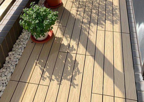Un buen precio. Tejas de cubierta de madera plástica compuesta con estructura sólida en línea