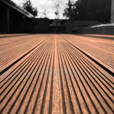 Un buen precio. Panel de cubierta de WPC personalizado de material compuesto resistente al agua para exteriores en línea