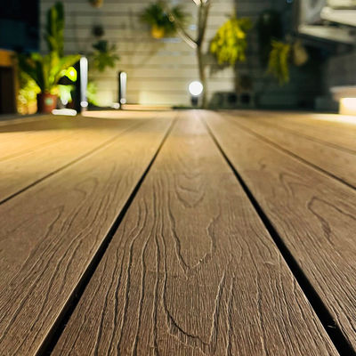 Un buen precio. Compuesto Coextrusión WPC Decking Cartón Embalaje Alta estética en línea