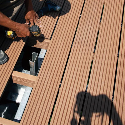 Un buen precio. Panel de cubierta de WPC para jardín en línea