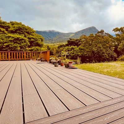 Un buen precio. Decking compuesto WPC 3D resistente de perfil hueco ligero con agujeros cuadrados en línea