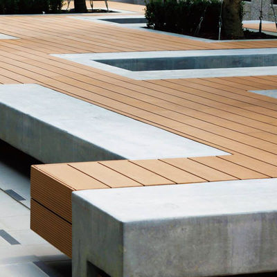 Un buen precio. Tipo de suelo de ingeniería exterior de suelo de madera plástico WPC en línea