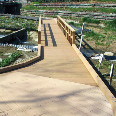 Un buen precio. Decking de suelo de WPC diseñado Decking de suelo de madera plástico compuesto personalizado en línea