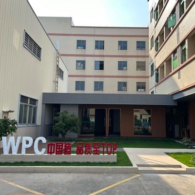 Un buen precio. Revestimiento de pared de madera de plástico WPC personalizado Exterior Revestimiento de madera compuesta en línea