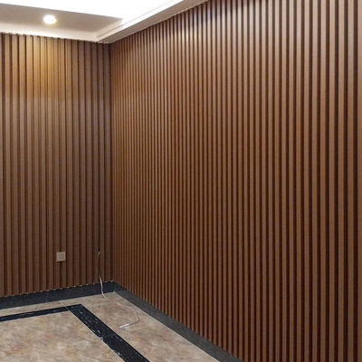 Un buen precio. Paneles de revestimiento de pared WPC anti-UV revestimiento exterior compuesto personalizado en línea