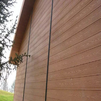 Un buen precio. Revestimiento de pared exterior de WPC Paneles de pared de madera sintética resistentes a los rayos UV CE en línea