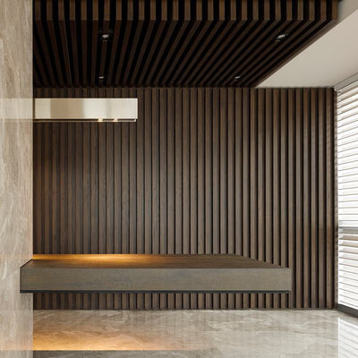 Un buen precio. Revestimiento de paredes de WPC impermeable Panel de pared de madera compuesta impermeable al fuego en línea