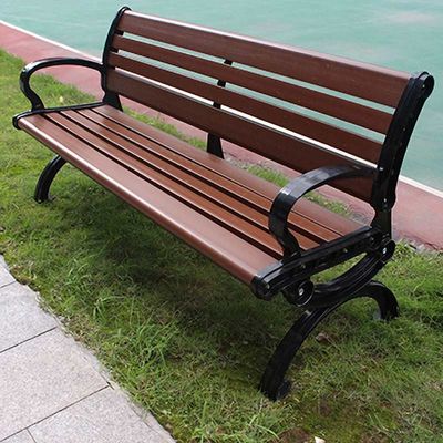 Un buen precio. Banquillo compuesto de madera de plástico anti-UV en línea