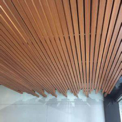 Un buen precio. Panel de techo de PVC WPC impermeable, aislamiento térmico, instalación de inserción en línea
