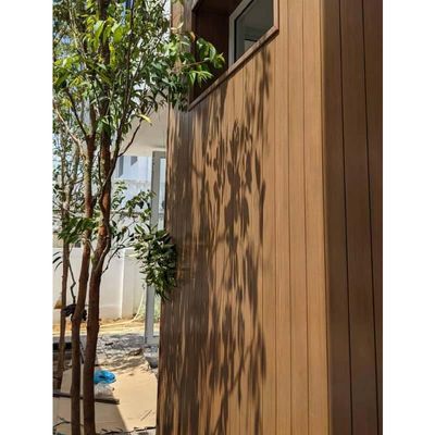 Un buen precio. Panel de pared decorativo de plástico de madera WPC Material compuesto interior en línea