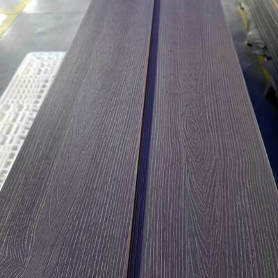 Un buen precio. Tablero sólido de madera de plástico reciclado de grano de madera para la fabricación de mesas de jardín en línea